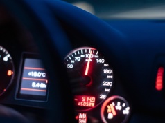 Ciągle tak jeździsz w nocy? Ten przepis nie obowiązuje prawie od pięciu lat