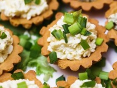 Pastę jajeczną podaj na kruchym spodzie. Proste babeczki na Wielkanoc