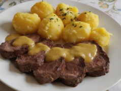 Domownicy nie pytają już o schabowe. Te mięciutkie polędwiczki w kremowym sosie to hit