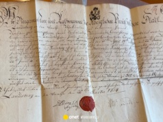 Niezwykłe odkrycie w lesie. Policjanci odzyskali cenny dokument sprzed ponad 270 lat