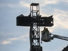 Parafianie o pożarze krzyża papieskiego: w tym wielkim smutku gromadzimy się na modlitwie