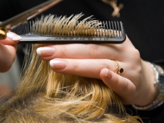 Retro fryzura odmładza w kilka minut. Granny bob podbija salony i robi efekt wow