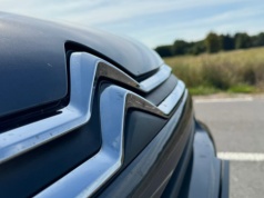 Powraca francuska legenda z żandarmów z Saint-Tropez. Szybko zapomnicie o Renault 5