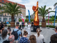 Toaleta w polu, siłownia na bagnach, "pomnik kciuka". Polska w pigułce? Pokazali czarną listę