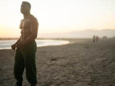 Jonathan Majors wypadł z okna na planie nowej produkcji. Ekipa filmowa wszczęła strajk