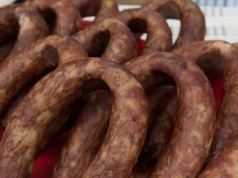 Tak przechowuję kiełbasę w lodówce. Zapach nie przechodzi na inne potrawy