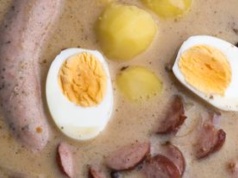 Żurek wyszedł zbyt kwaśny? Nie panikuj. Wypróbuj babciny trik, by go uratować