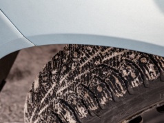 Auto samo skręca przy wyższej prędkości? To może nie być wiatr ani droga