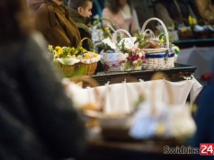 Świdniczanie ruszyli święcić pokarmy. Co dawniej trafiało do koszyczków i skąd wzięła się tradycja ich błogosławienia?