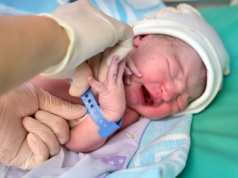 Nie zdążyli dojechać na porodówkę w Łańcucie. Dziecko urodziło się w karetce