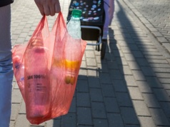 Czy trzeba odebrać kaucję za butelkę? Polacy mogą nie wiedzieć, gdzie później trafiają pieniądze