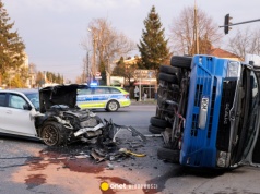 Z potężnym impetem wjechał w autobus miejski. Do sieci trafiło nagranie z wypadku w Markach