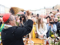 Rynek Główny pełen wiernych. Tradycyjne święcenie pokarmów w Krakowie