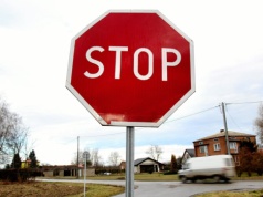 Ma osiem rogów nie bez powodu. Ten znak kierowcy znają, ale nie rozumieją