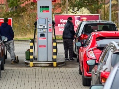 Niemcy tłumnie przekraczają granicę z Polską. "Opłaca się przejechać"