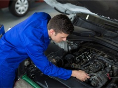 Kierowcy robią to do ostatniej chwili. Mechanicy tylko na tym zarabiają