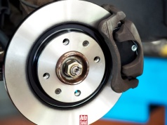 Pan Piotr miał wymienić w aucie klocki hamulcowe. Zdziwił się, gdy zadzwonił do drugiego serwisu