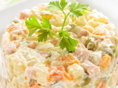 Czy można mrozić sałatkę jarzynową? Po świętach warto znać odpowiedź