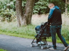 Masowy spadek zainteresowania urlopem ojcowskim. Rodziny tracą pieniądze