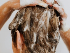 Mycie włosów głową w górę czy w dół? Trycholodzy nie zgadzają się z fizjoterapeutami