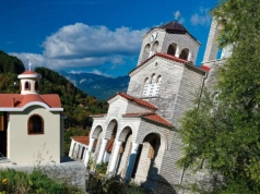 Przy tym kościele wieża w Pizie jest prosta. Znajdziesz go w wiosce widmo