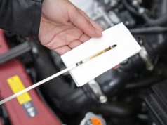 Wiesz, jak poprawnie sprawdzić olej? Większość kierowców robi to źle