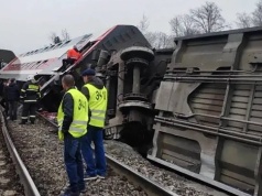 Siedem wagonów pociągu w Rosji wypadło z torów. 59 osób rannych