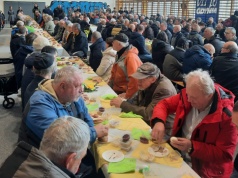 Samotni i potrzebujący Gdynianie spotkali się na śniadaniu wielkanocnym