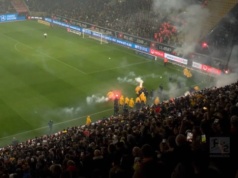 Skandal podczas meczu w Dreźnie. Kibice wtargnęli na boisko i odpalili race