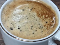 Wielu Polaków dolewa do kawy zamiast zwykłego mleka. Jeden z najgorszych wyborów