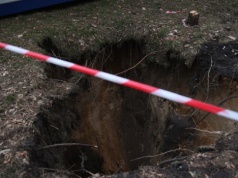 Kolejne zapadlisko w Trzebini. Dziura obok nasypu kolejowego