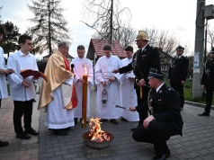 “Zwycięzca śmierci, piekła i szatana”. Liturgia Wigilii Paschalnej w rzeszowskich parafiach