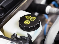 Hamulec wpada głębiej niż zwykle. Ten sygnał oznacza poważny problem, zajrzyj pod maskę