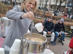 Wielkanocny posiłek na Monciaku. Potrzebujący spotkali się przy wspólnym stole