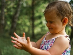 Pięć wspomnień z dzieciństwa, które kształtują nas na całe życie. Sprawiają, że serce bije szybciej