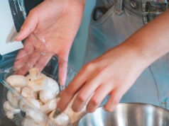 Włóż to do pojemnika z pieczarkami. Będą świeże nawet 2 razy dłużej