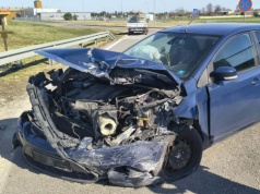 Wjechał w bariery na obwodnicy Lublina. Auto rozbite kierowcy nic się nie stało