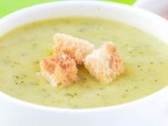 Lekka zupa, idealna po świątecznym ucztowaniu. Po zblendowaniu wychodzi pyszny krem