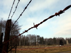 Tragiczna historia w cieniu Bałtyku. Turyści przyjeżdżają na plażę. Obok wyjątkowe muzeum