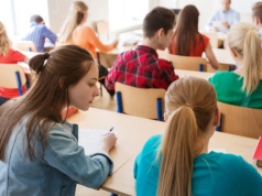 Opiekunowie medyczni nie wejdą do szkół.  Ministerstwo zdrowia zmienia zasady