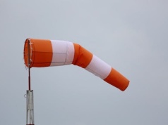 UWAGA: Nadciąga silny wiatr. IMGW wydaje ostrzeżenie