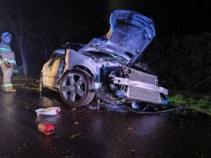 Nocny wypadek w Niedrzwicy Kościelnej. Samochód rozbił się o słup, w środku pięć młodych osób