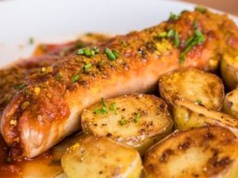 Na drugi dzień świąt piekę białe kiełbaski w tym sosie. Wyglądają jak podłużne pisanki