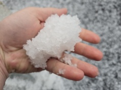 Poranne burze i krupa śnieżna nad regionem. Dynamiczna aura nie odpuszcza