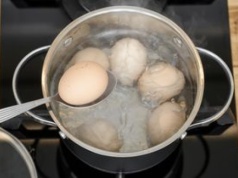 To najgorszy sposób gotowania jajek. Wyglądają obrzydliwie i tracą wartości odżywcze