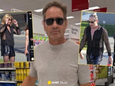 Poznajecie? Gwiazdor lat 90. zaskoczył w blond peruce i skórzanej mini