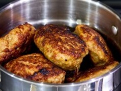 Dolewam do mięsnej masy. Kotlety pożarskie wychodzą delikatniejsze i bardziej soczyste