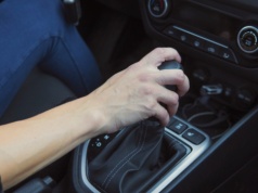 Plama pod autem? Mało kto wie, co to naprawdę oznacza dla skrzyni biegów