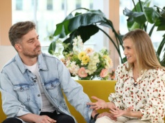 Delikatny print i bufiaste rękawy. Taka koszula to must-have na wiosnę 2026