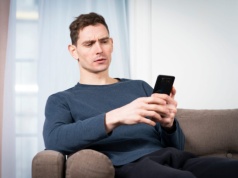 Sztuczna inteligencja to fałszywy przyjaciel? Nowe badania budzą niepokój